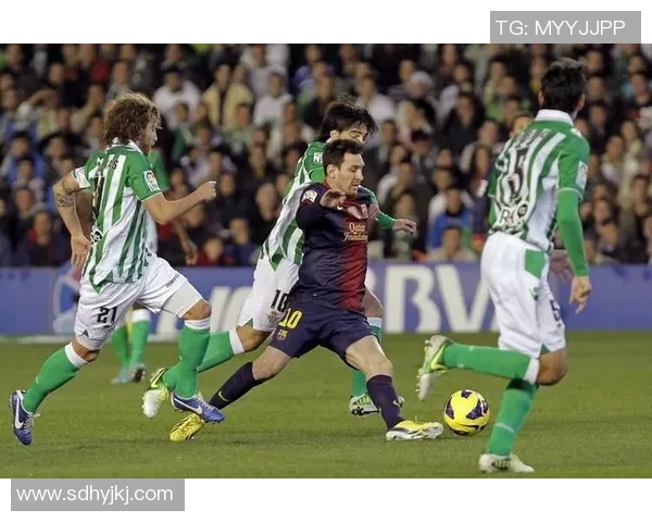 足球巨星竖大拇指瞬间定格 向全世界传递自信与力量的象征